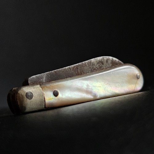 Petit couteau pliant - , à